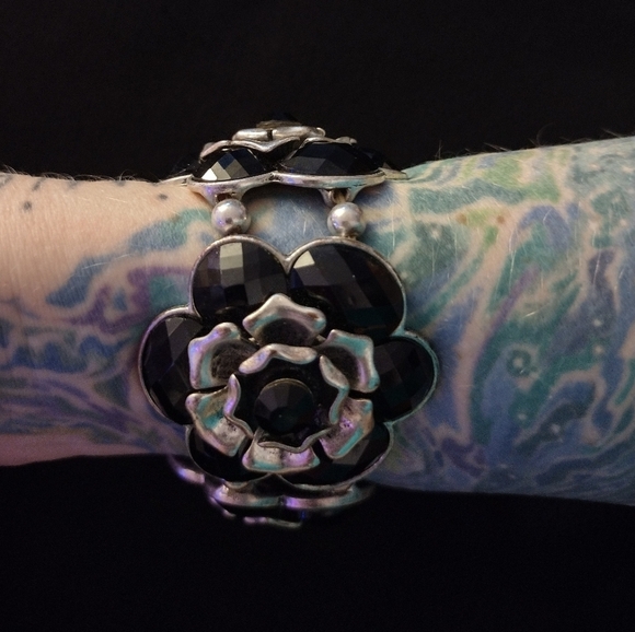 Chunky Black Floral Bracelet - Picture 3 of 9